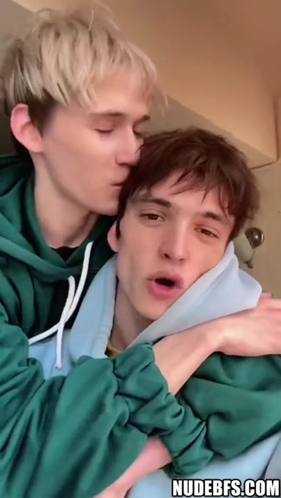 Amateurclip: süße jungs zeigen rohen schwanz