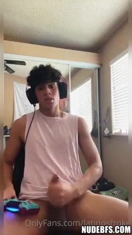 Amateur twink gamer bareback cock in bedroom
