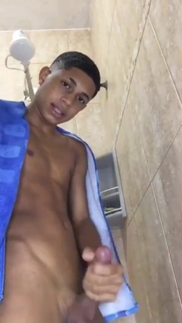 Vidéo amateur de branlette de bite sous la douche