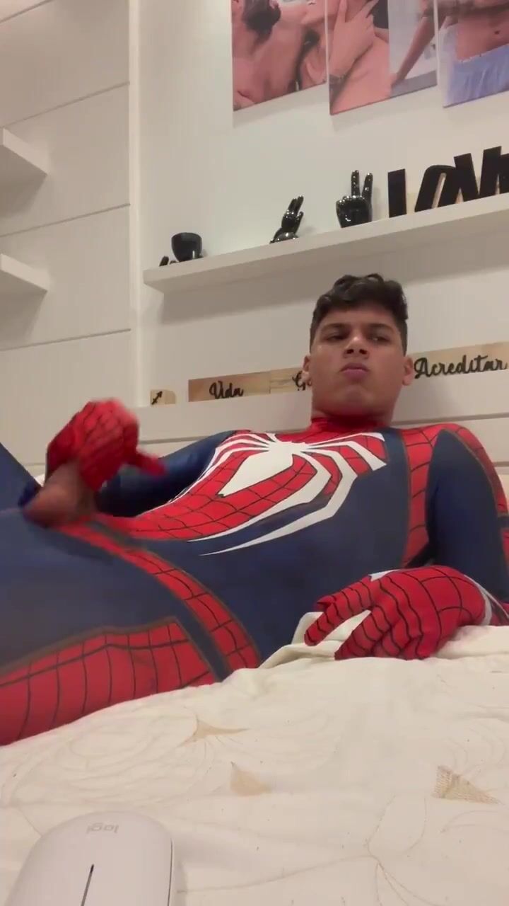 Ado amateur prend une bite sans capote du papa