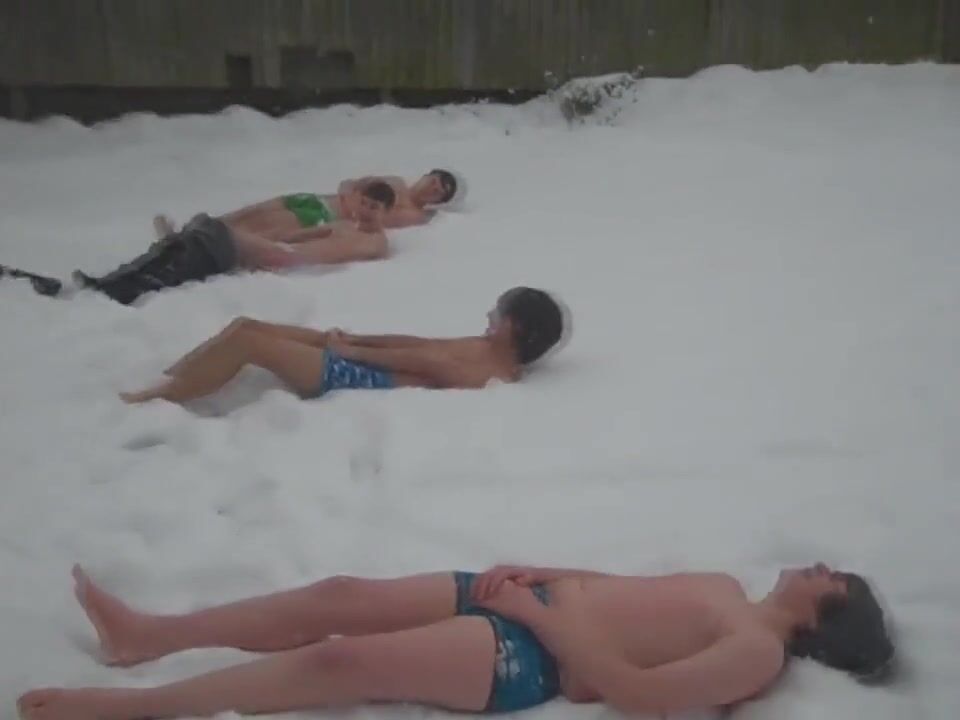 英国男孩雪中几乎全裸：业余网络摄像头