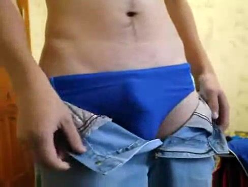 Amateur en tanga azul quiere polla bareback sin condón