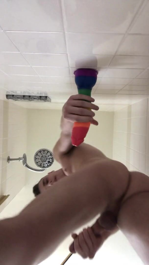 セクシーな少年が虹色のディルドを楽しむ