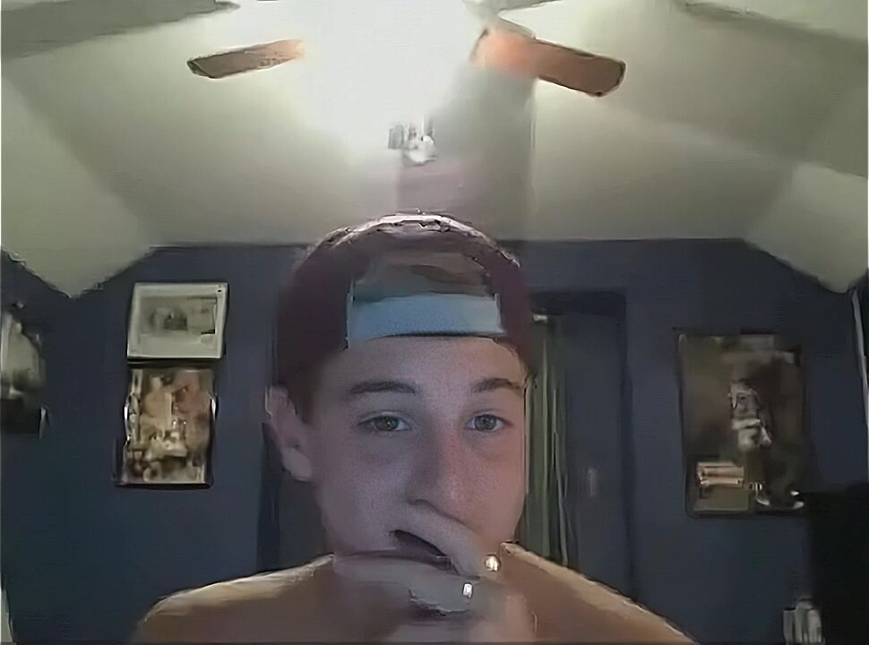 戴帽帅哥在镜头前打飞机