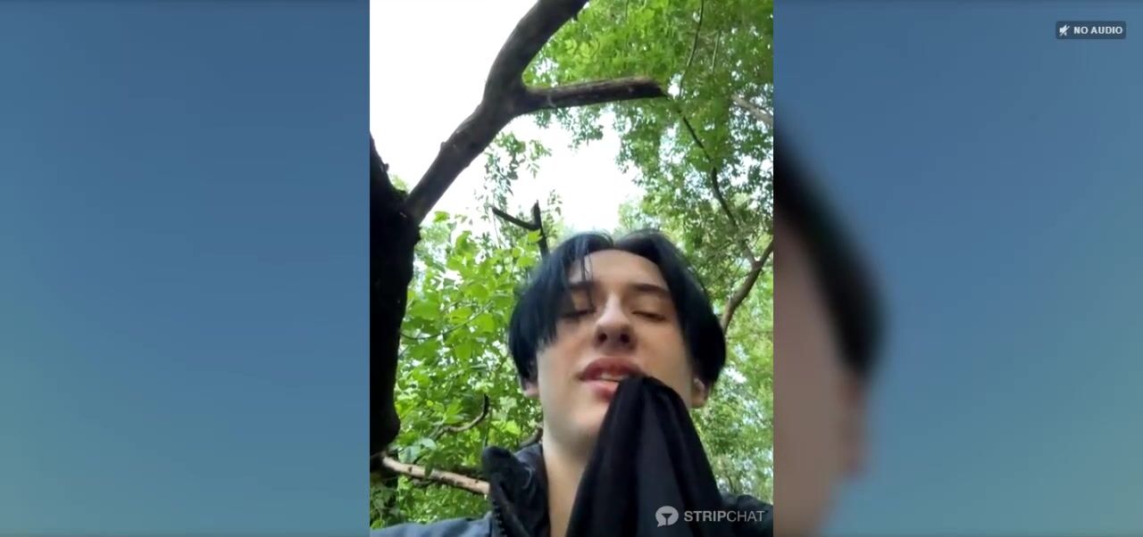 अमोंडकोर जंगल में नंगे लंड को सहलाता है
