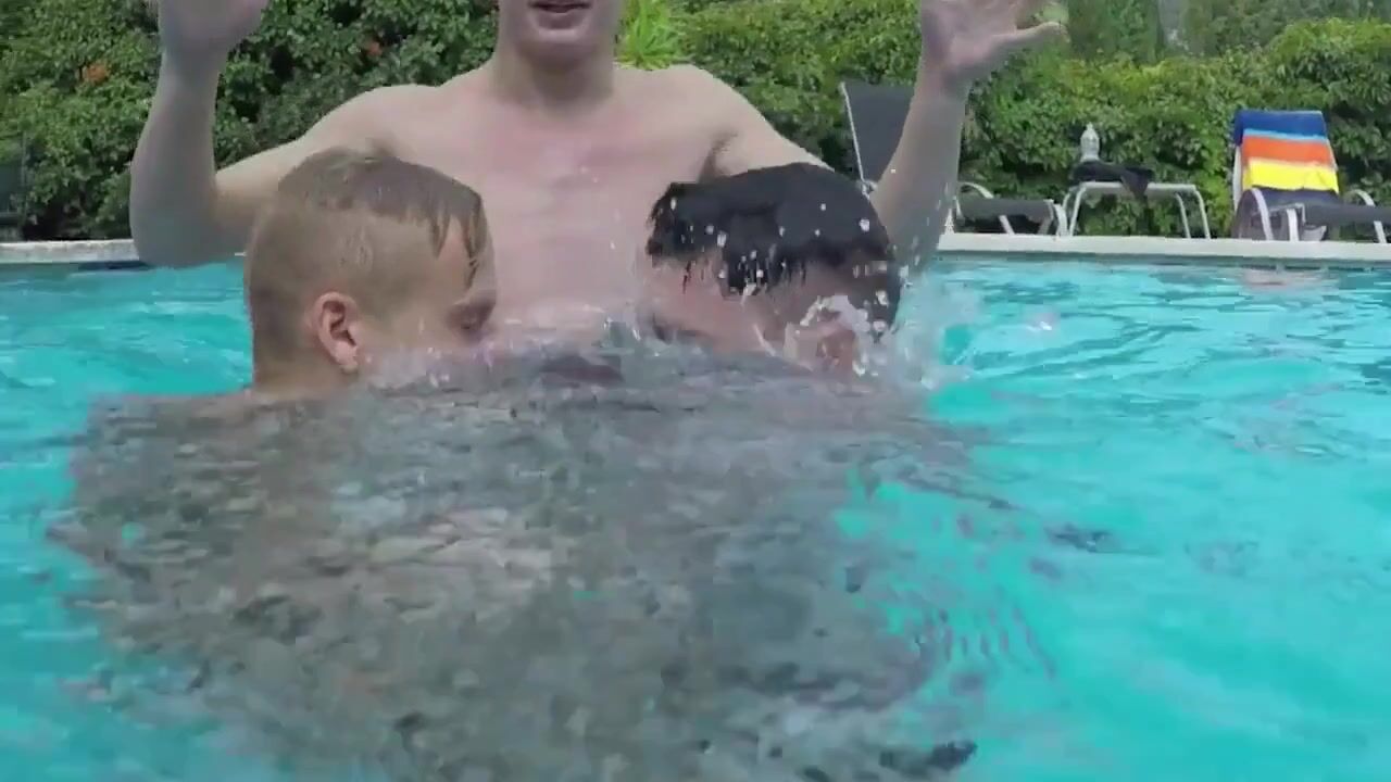 Sexe cru extérieur entre minet et daddy musclé