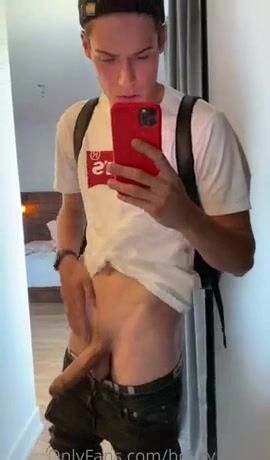 Andrew masturba seu pau duro