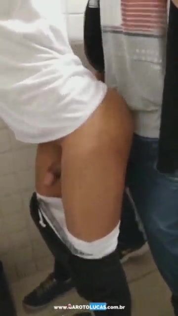 Encuentro sexual anónimo en baño público