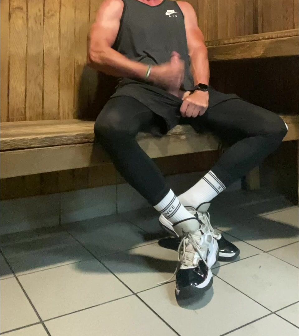Jockdad87 breeds twink in sauna