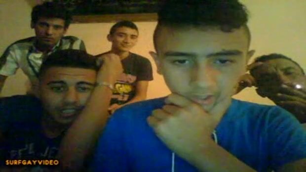 Jeune ado arabe montre sa bite en cam avec une fille