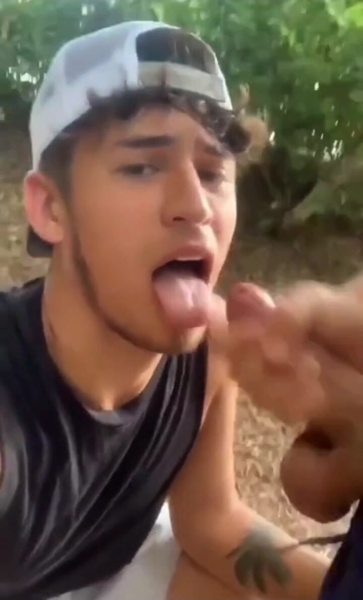 Pegando o leite do papai: novinho esvazia papai musculoso sem camis...