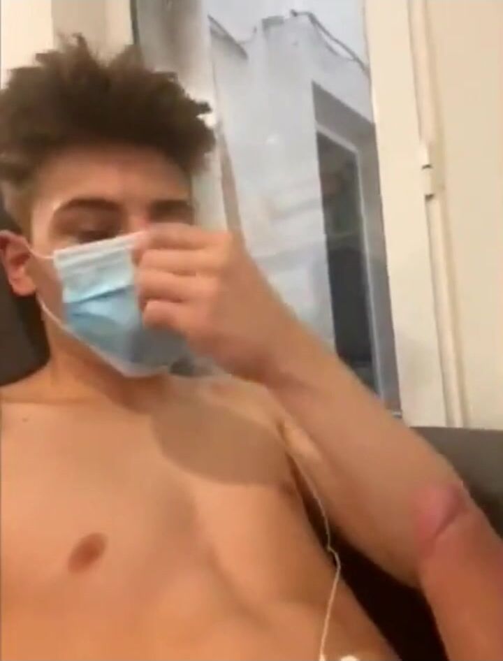 Jeune masqué se branle fort et éjacule démasqué