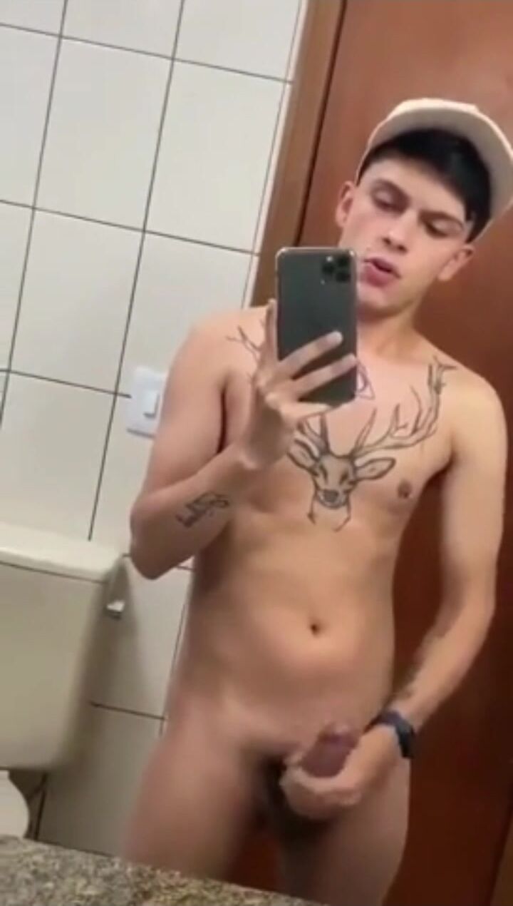 Selfie de sperme de buck avec tatouage de grosse bite