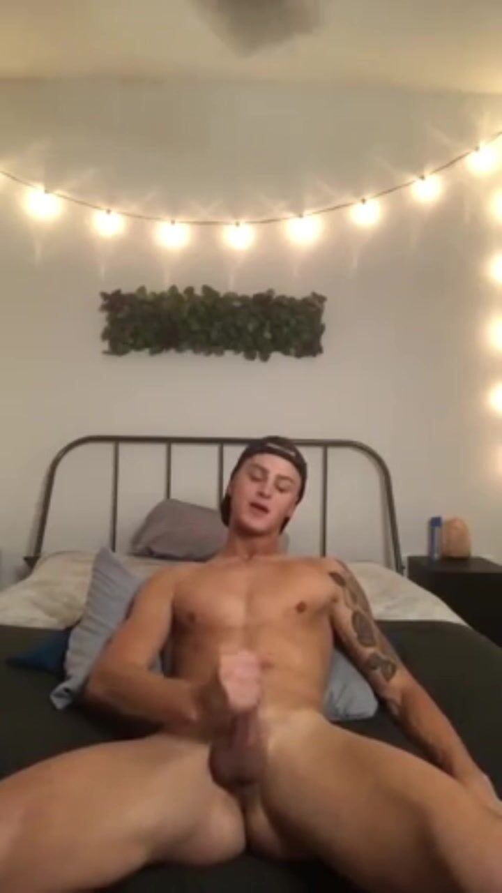 Muskulöser twink wichst vor der kamera