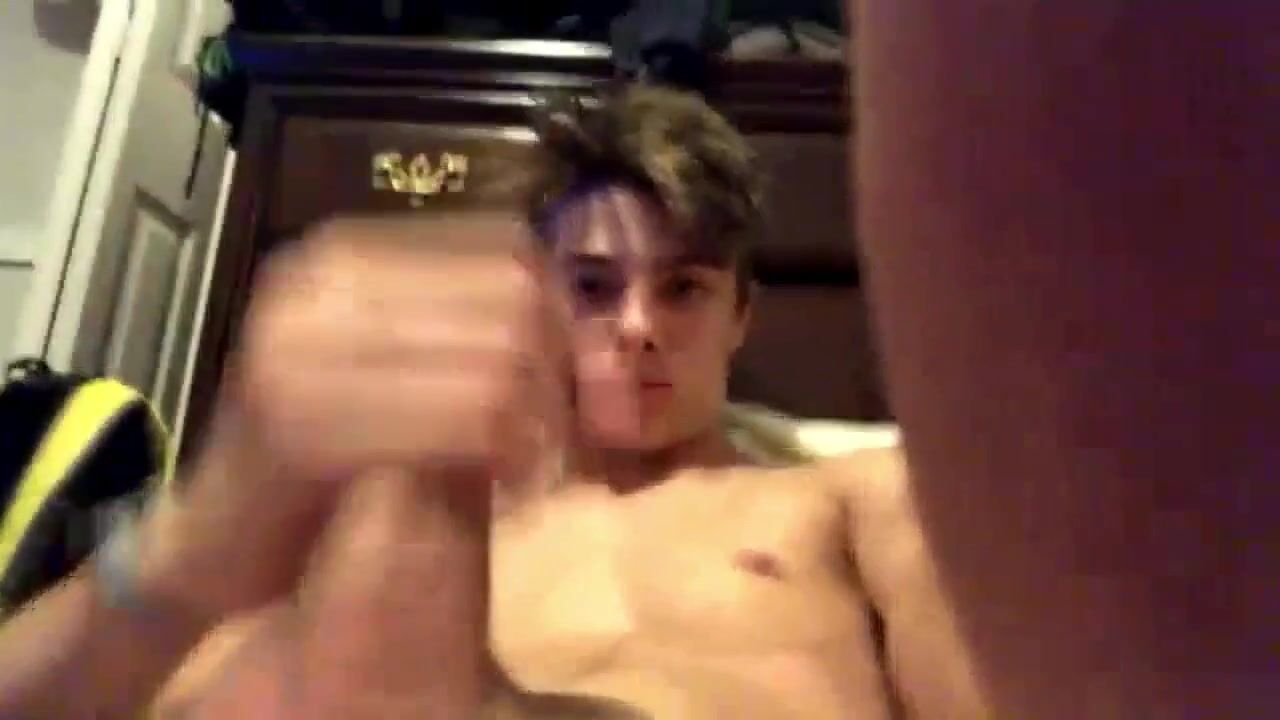 Adolescente se masturba sozinho no quarto