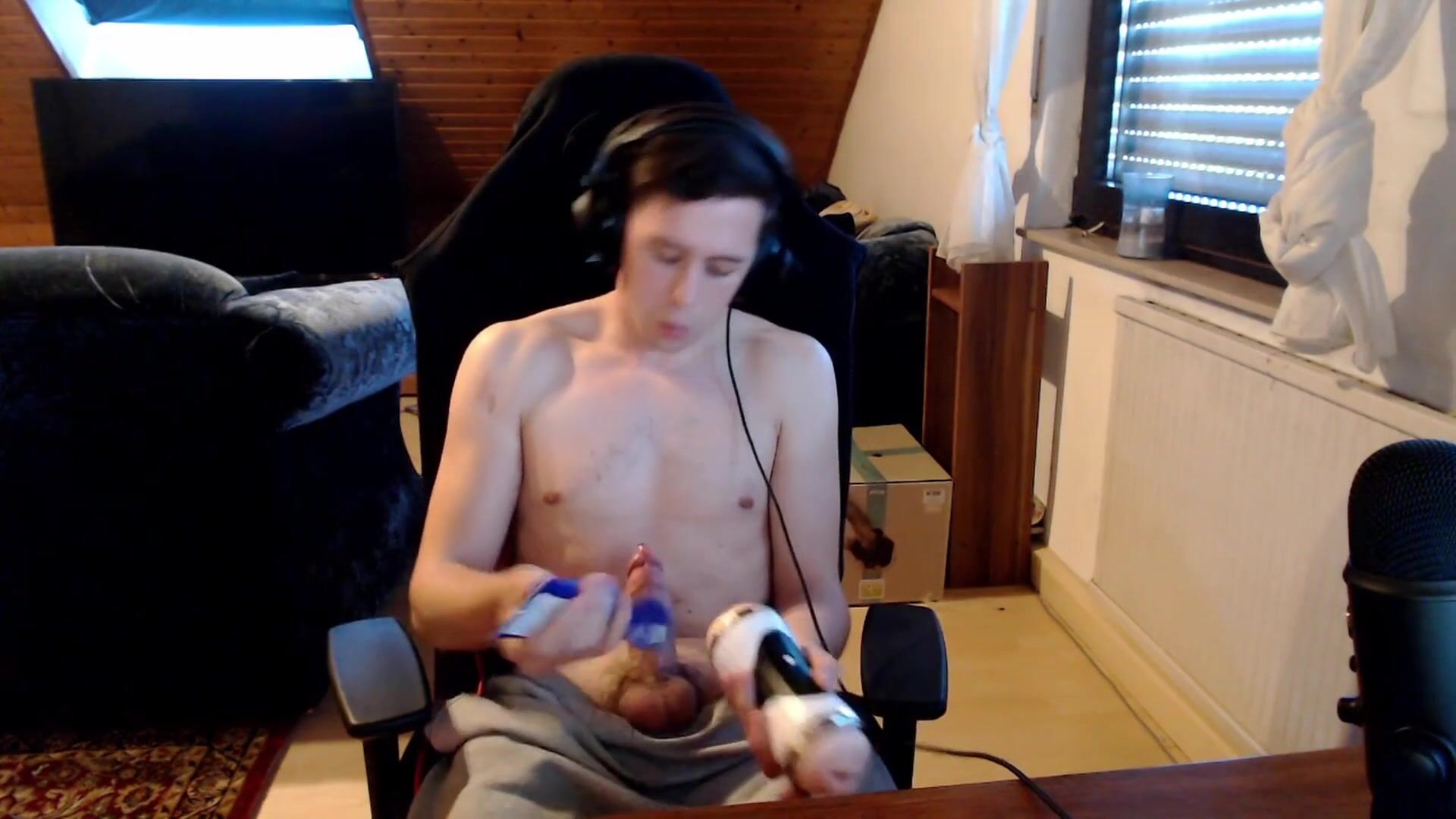 Ado gémit fort pour la bite bareback de papa