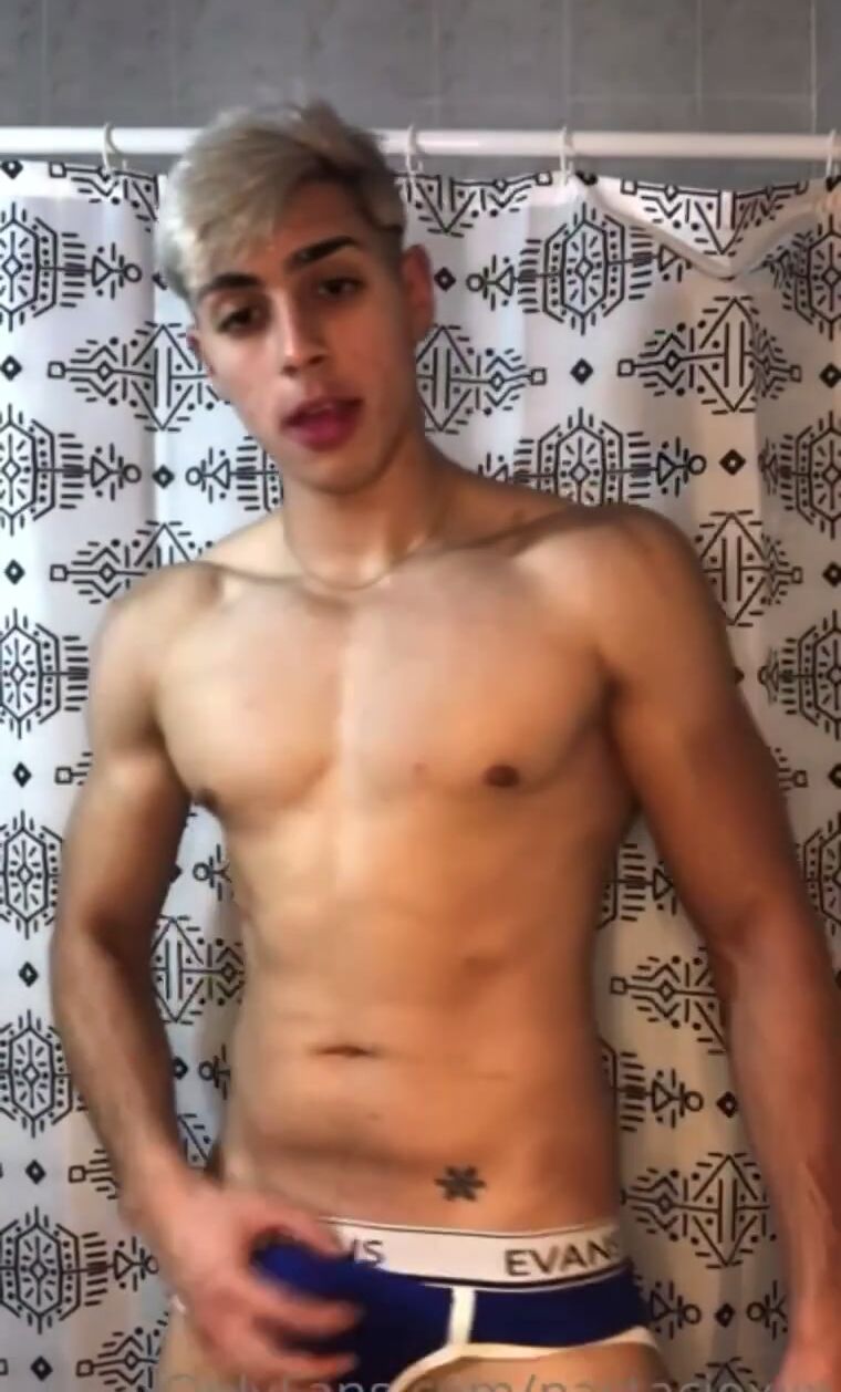 Twink argentino caliente cabalga la polla a pelo de papá