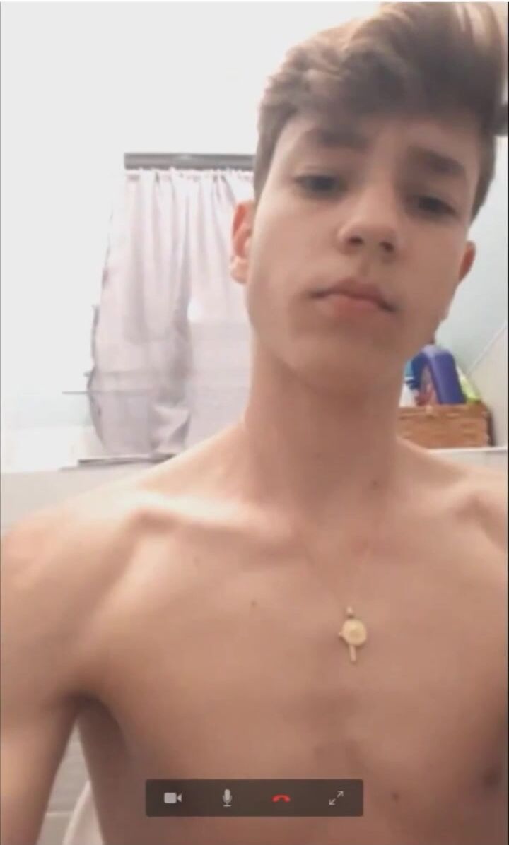 Teen spritzt heftig auf der toilette
