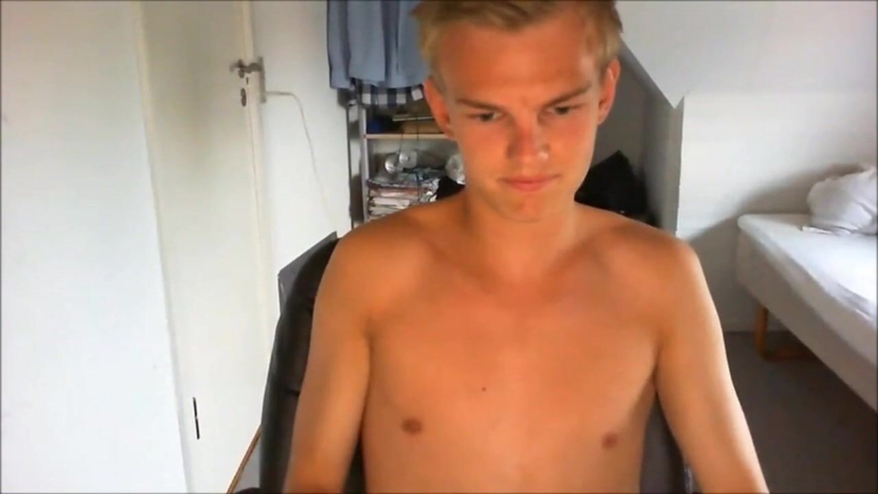Blonder twink wichst und spritzt auf die bauchmuskeln