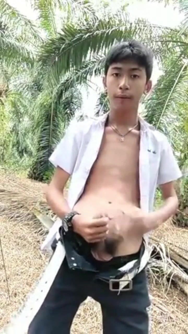 Big lips twink loves his nipple played with
