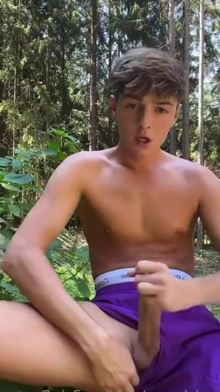 Rapaz de 18 anos bate punheta forte no mato