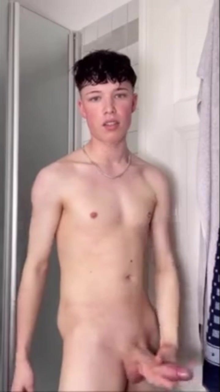 Cute blue-eyed guy jacks and cums in shower