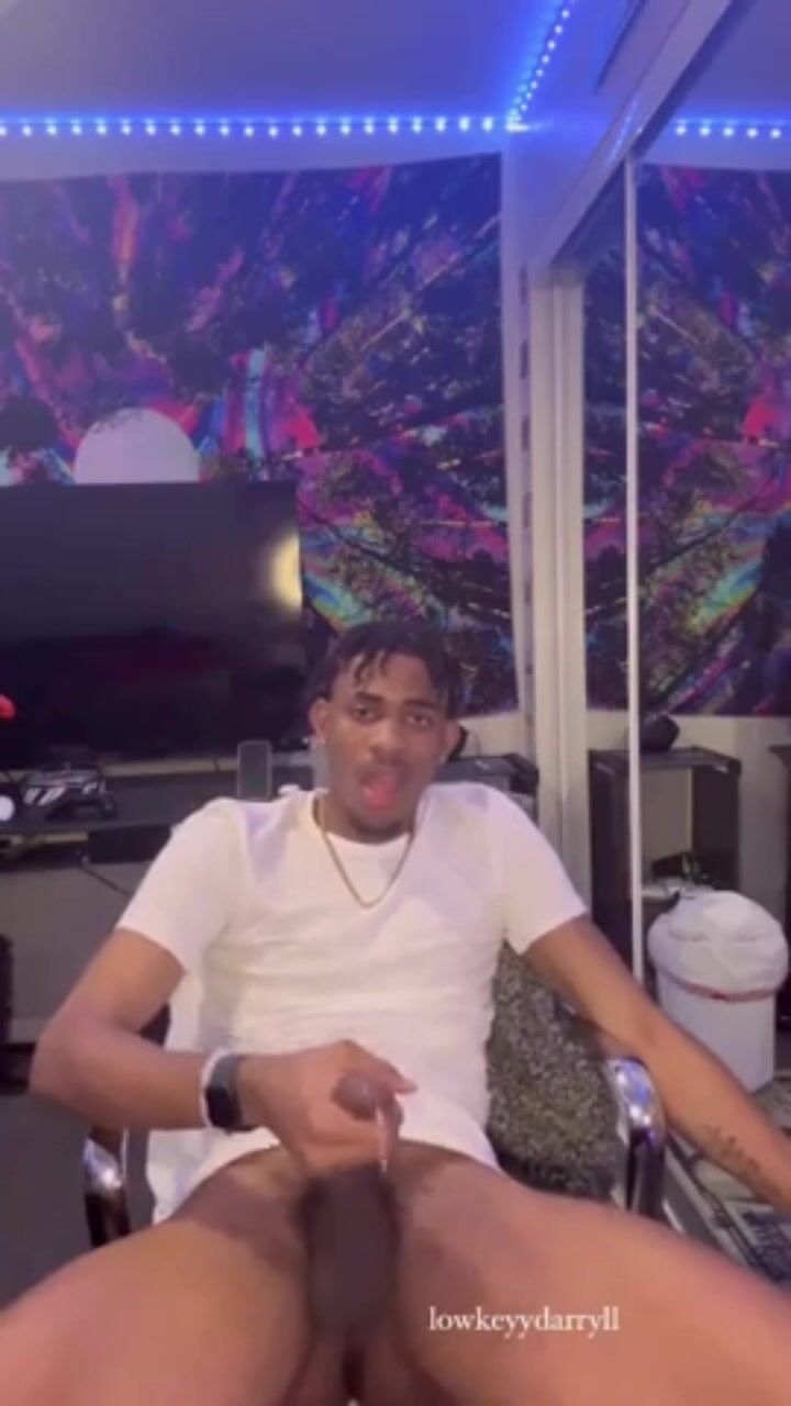 Black minet éjacule grosse bite en cam