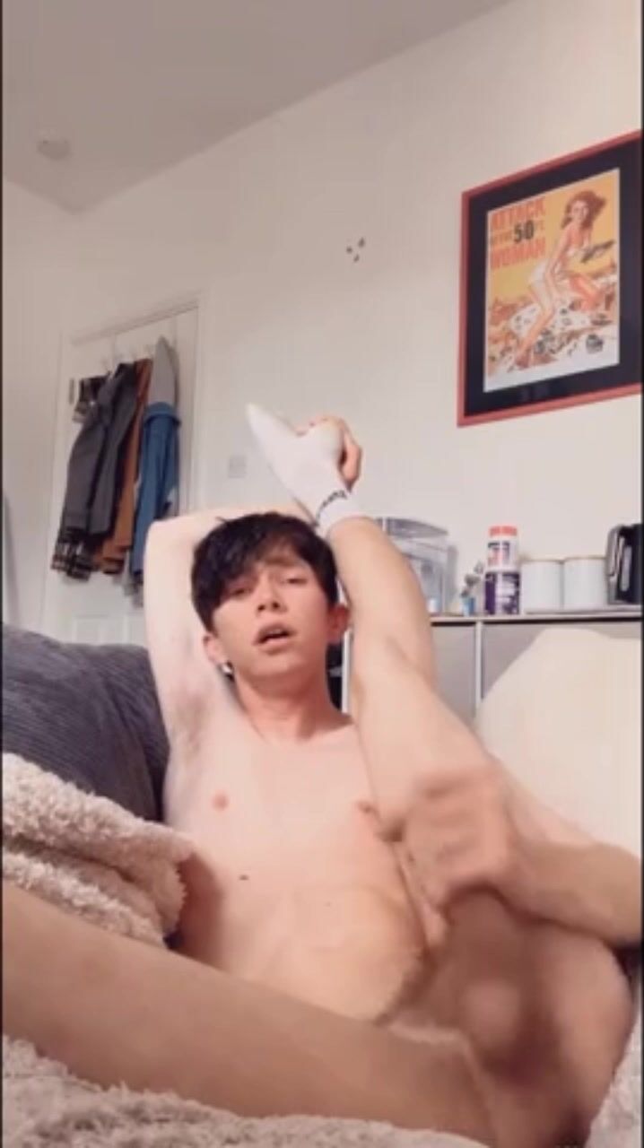Twink se corre en cam en la cama