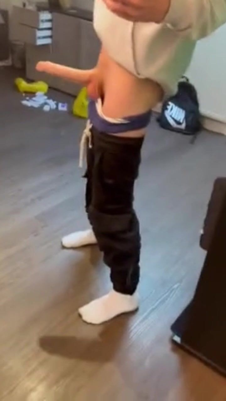 Süßer twink enzo wichst riesigen schwanz