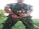 Ado militaire en plein air éjacule une grosse charge