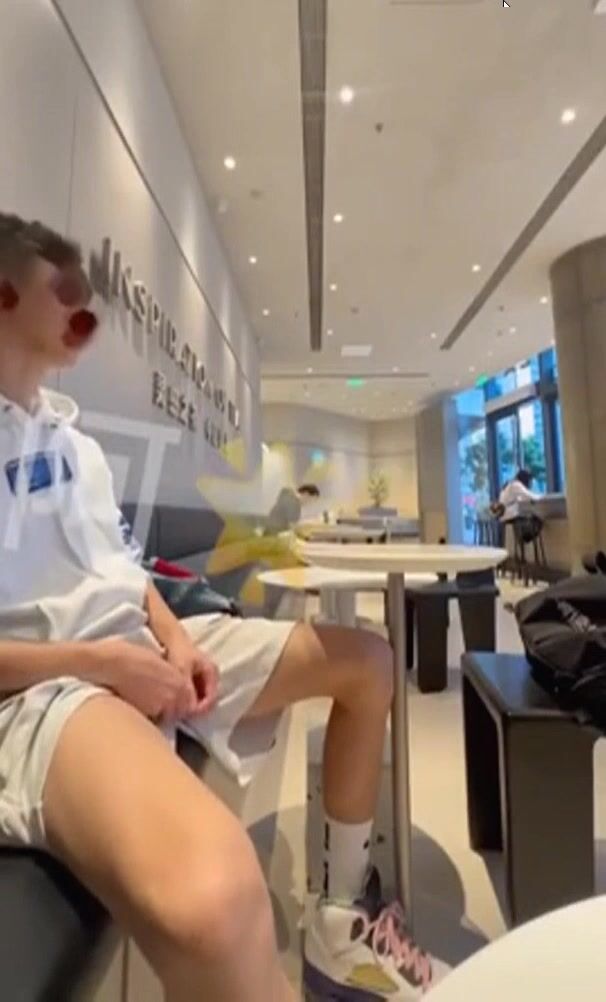 亚洲青少年在公共场合自慰