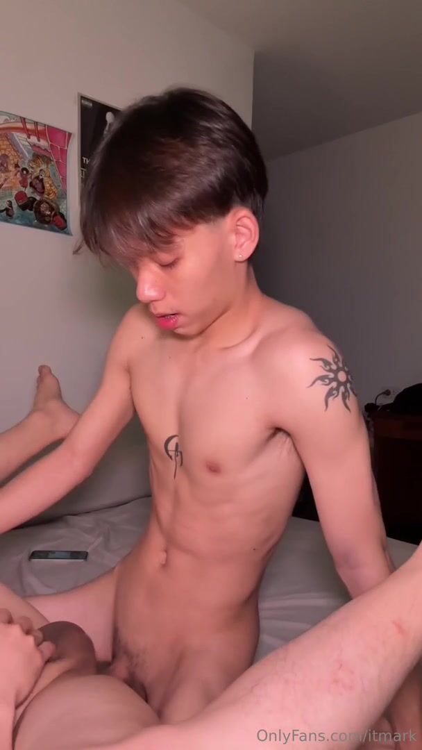 Asiático novinho monta papai musculoso sem camisinha