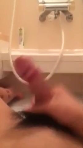 فتى آسيوي يستمني بقوة في غرفة الدش ويقذف