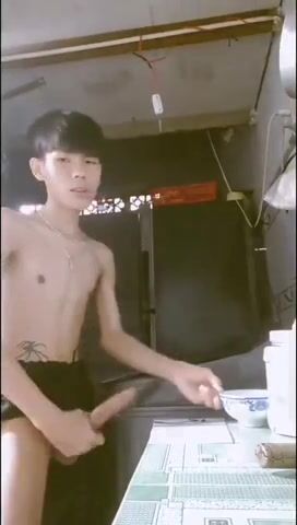 Asiatischer twink wichst und spritzt