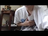 صبي آسيوي عن قرب يدخل دساراً في طيزه ويقذف