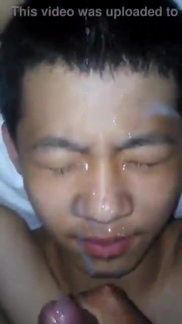 Garoto asiático leva gozada facial enorme