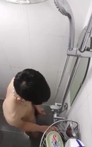 एशियाई किशोर लड़का जासूसी शॉवर पोर्न में लंड हिलाता है