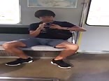 Adolescente asiático muestra su erección en público