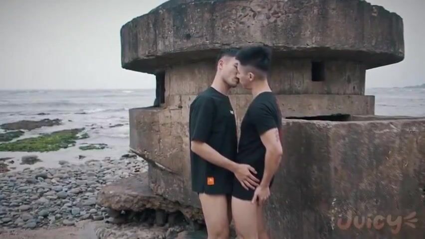 Adolescentes asiáticos a pelo en la playa 2