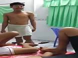 アジアの童貞少年たちが生チンポで冗談を言う
