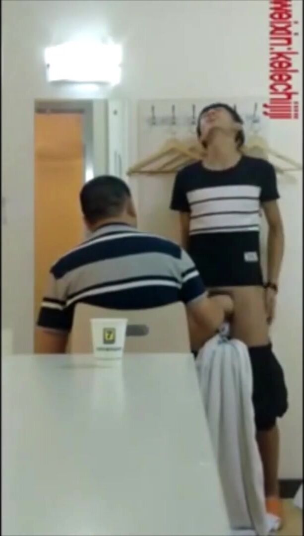 Massagem de pau asiático no vestiário
