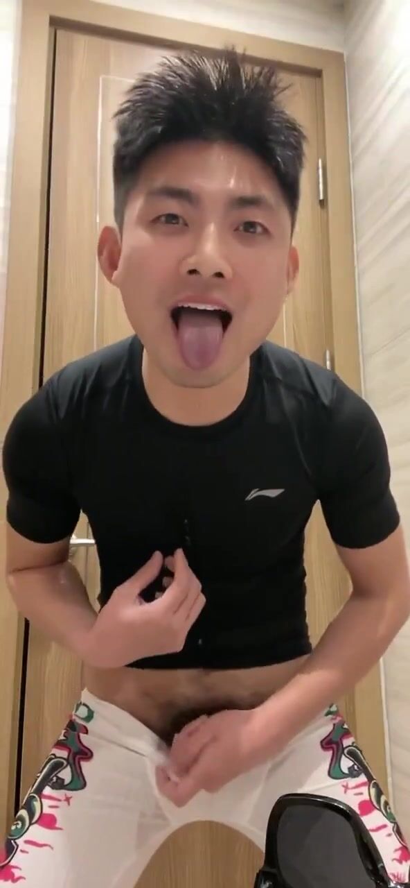 バカなアジア系少年が見せびらかす