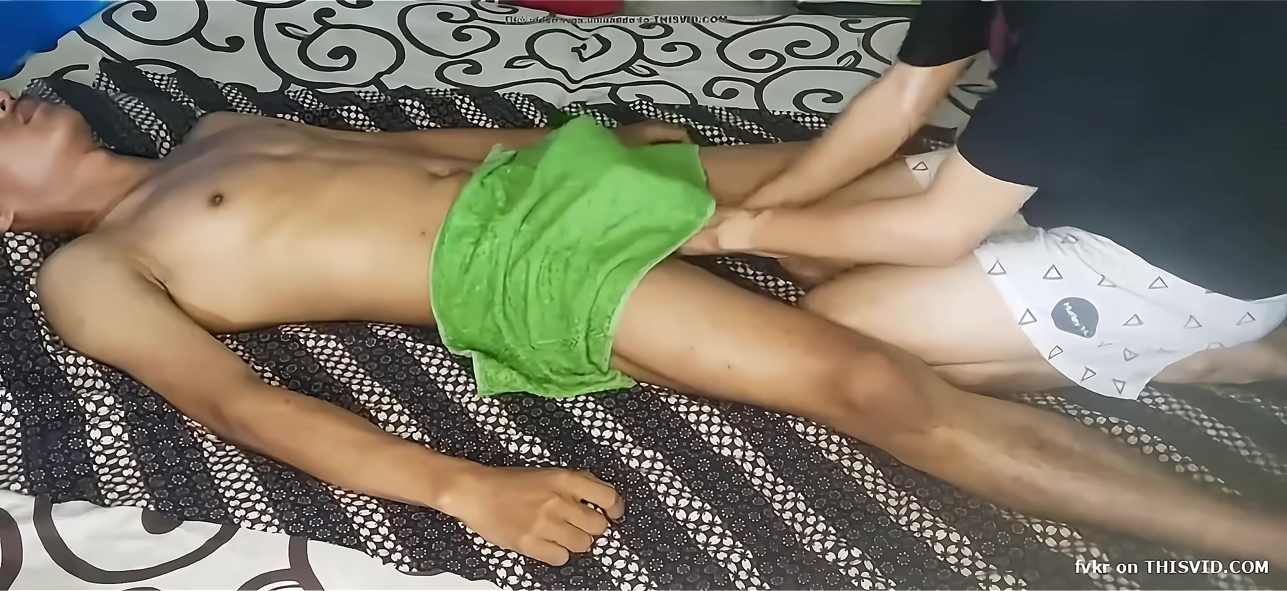 Pollita de twink asiático masajeada a pelo por amigo musculoso