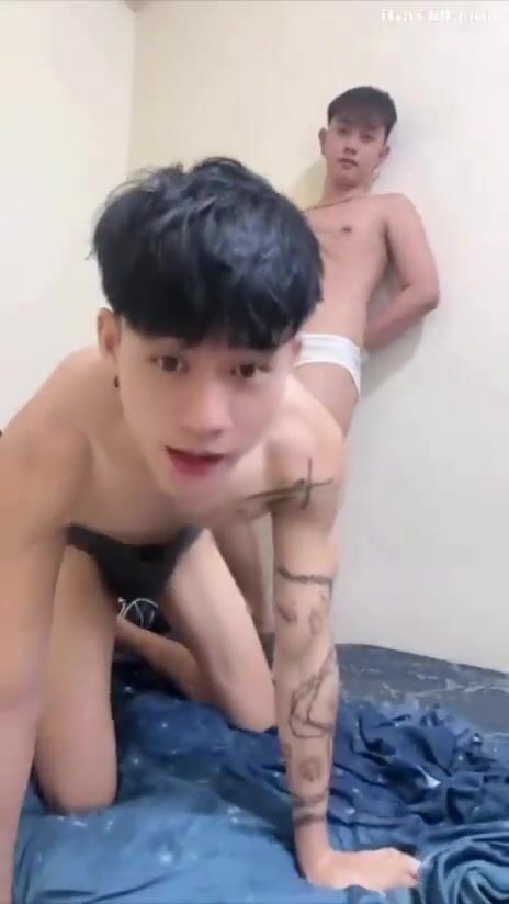 Asiáticos novinhos sem camisinha na cam