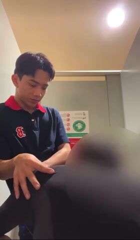 アジアの細い少年が公衆便所で激しく射精