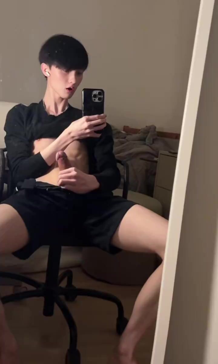 Chicos asiáticos se corren en un selfie porno