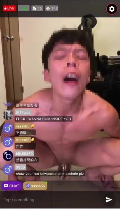 Destruction de trou en direct par une salope asiatique