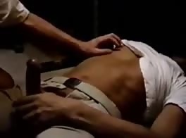 Provocação asiática com mão ajudante