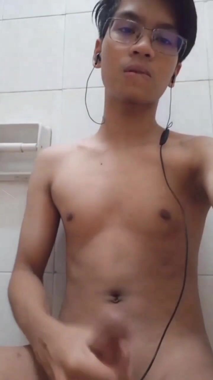 Adolescente asiático goza forte 4