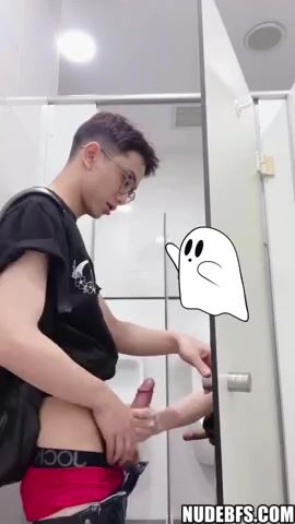 Ado asiatique se fait branler par un pote dans une cabine de toilet...